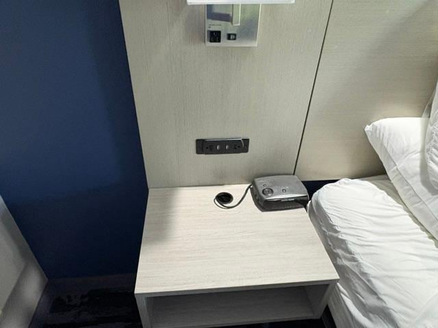 Clock broken, no power at the outlet, tried all the wall switches