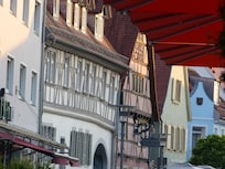 30 m entfernt - man sitzt direkt gegenüber dem Hotel unter riesigen Schirmen