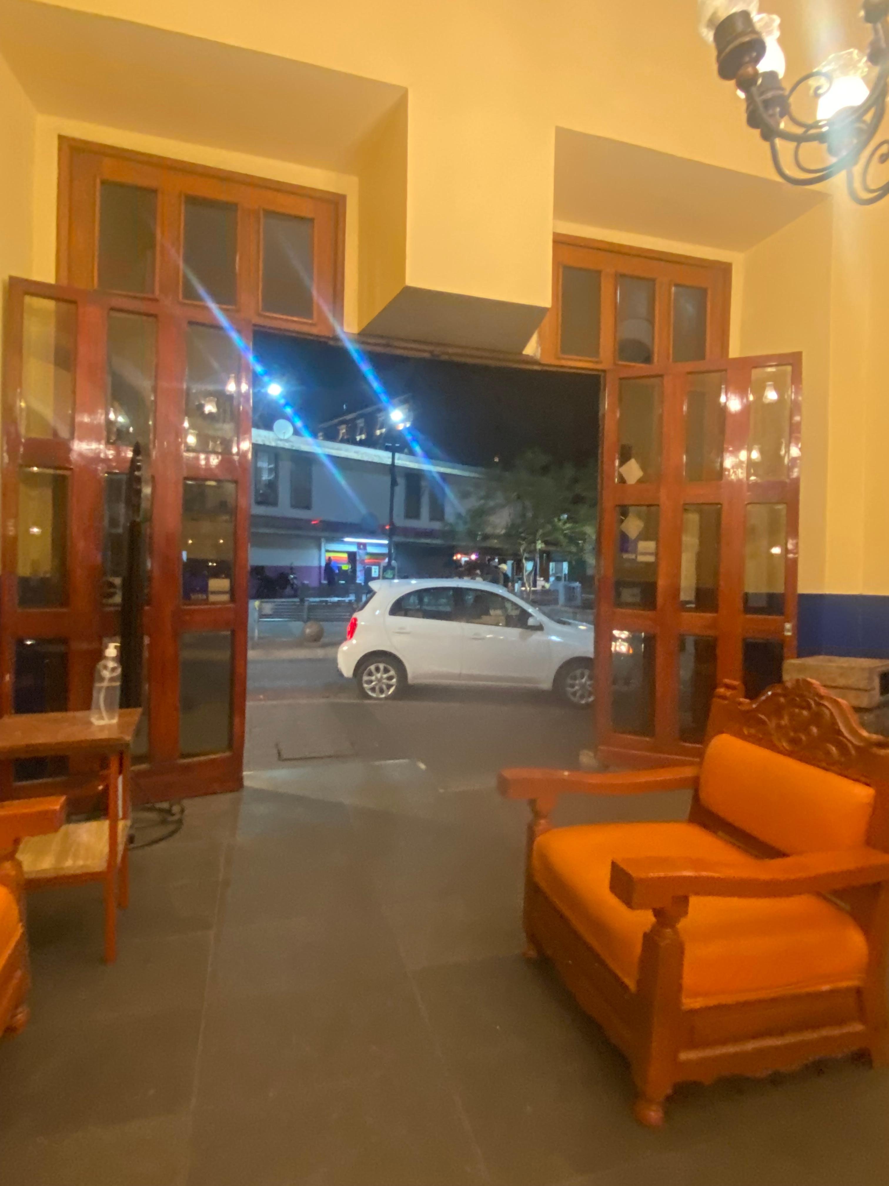 En el lobby esperando a mi amiga .
