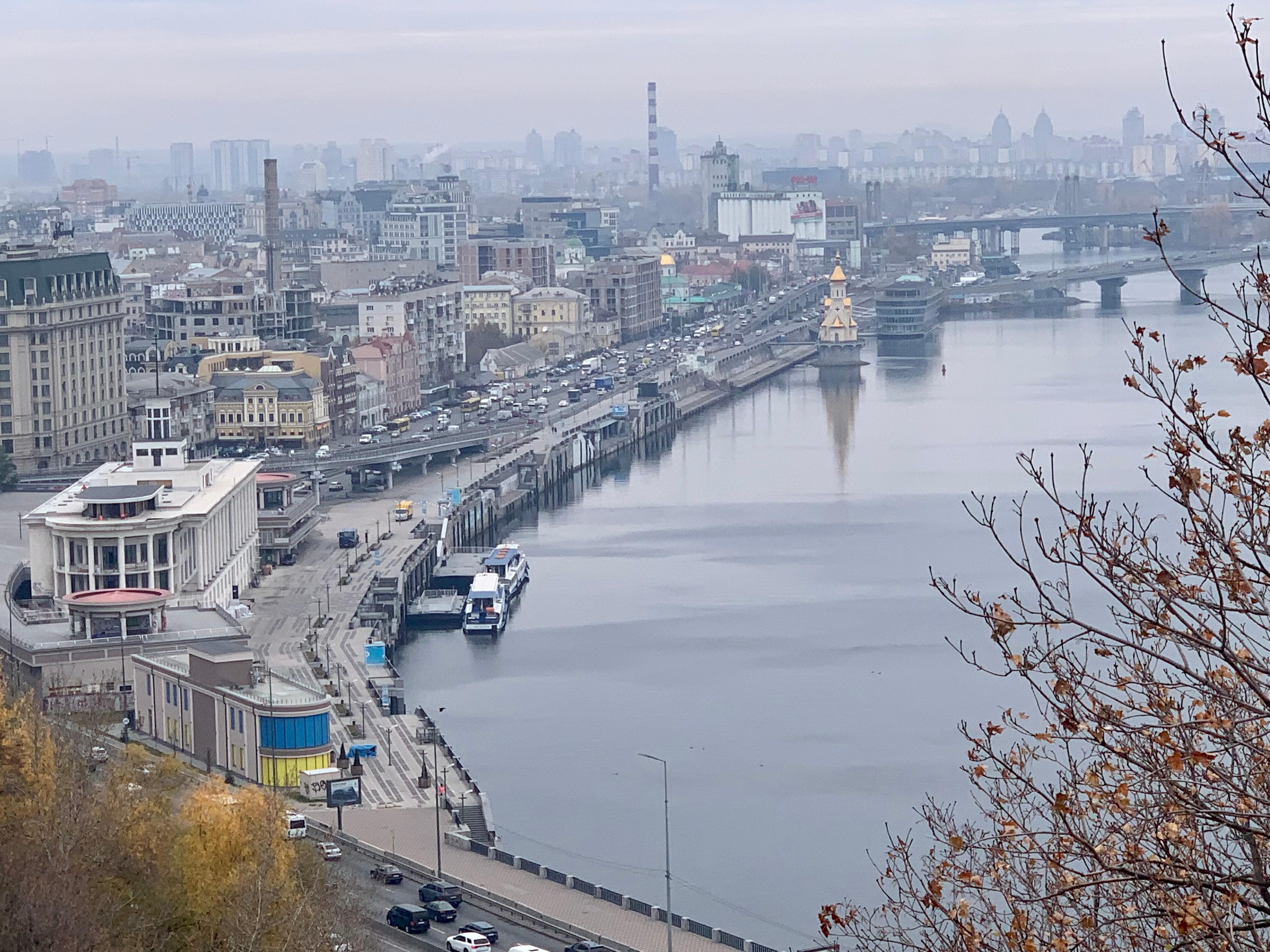 Desde el puente sobre el río Dnipro.