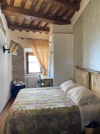 Simple decoration - not spacious but not expensive