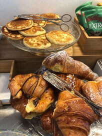 Croissants och pancakes