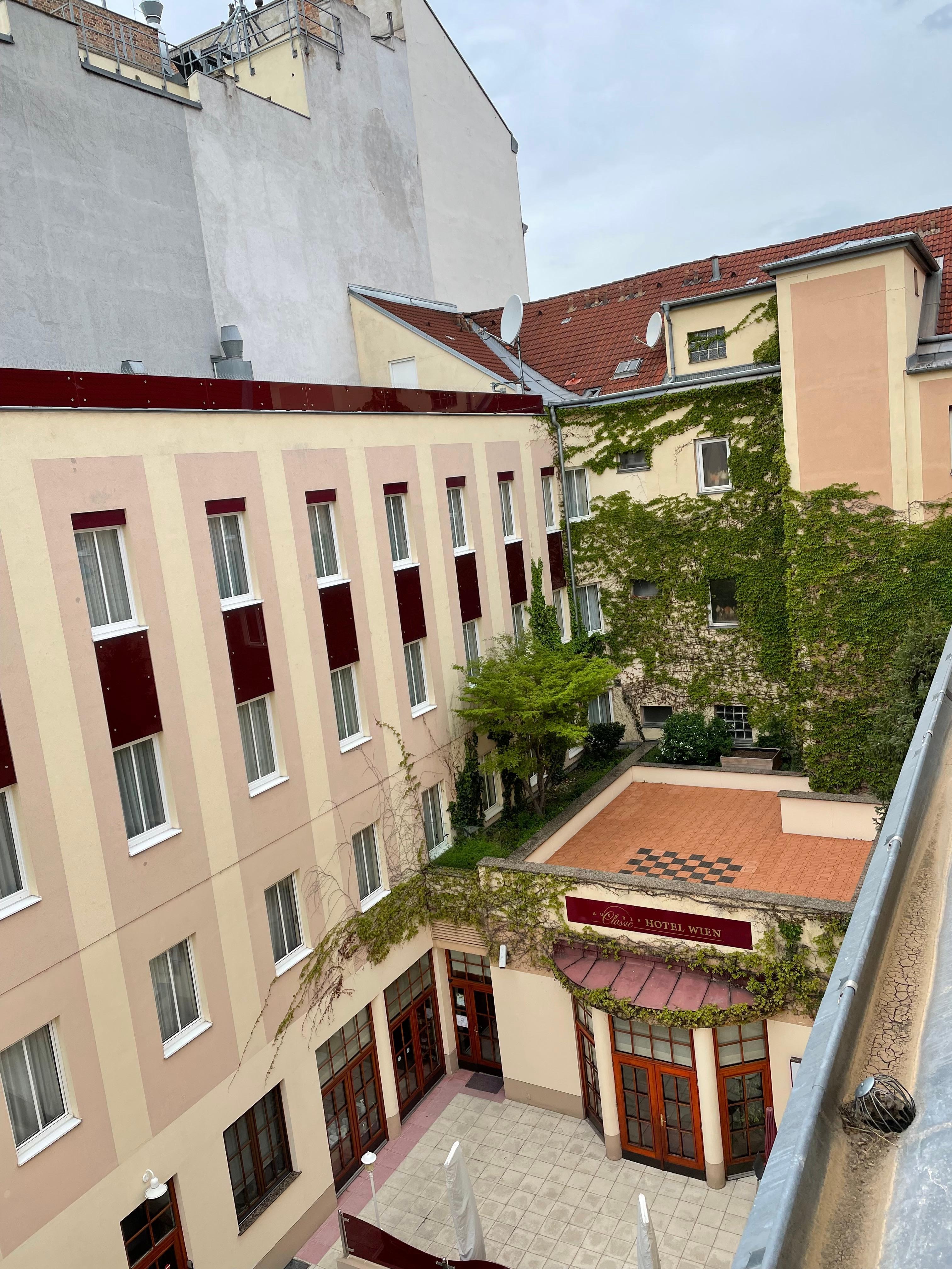 Foto från vårt öppna fönster mot innegården