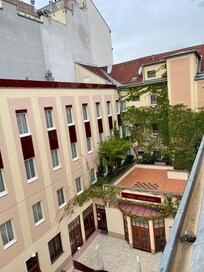 Foto från vårt öppna fönster mot innegården