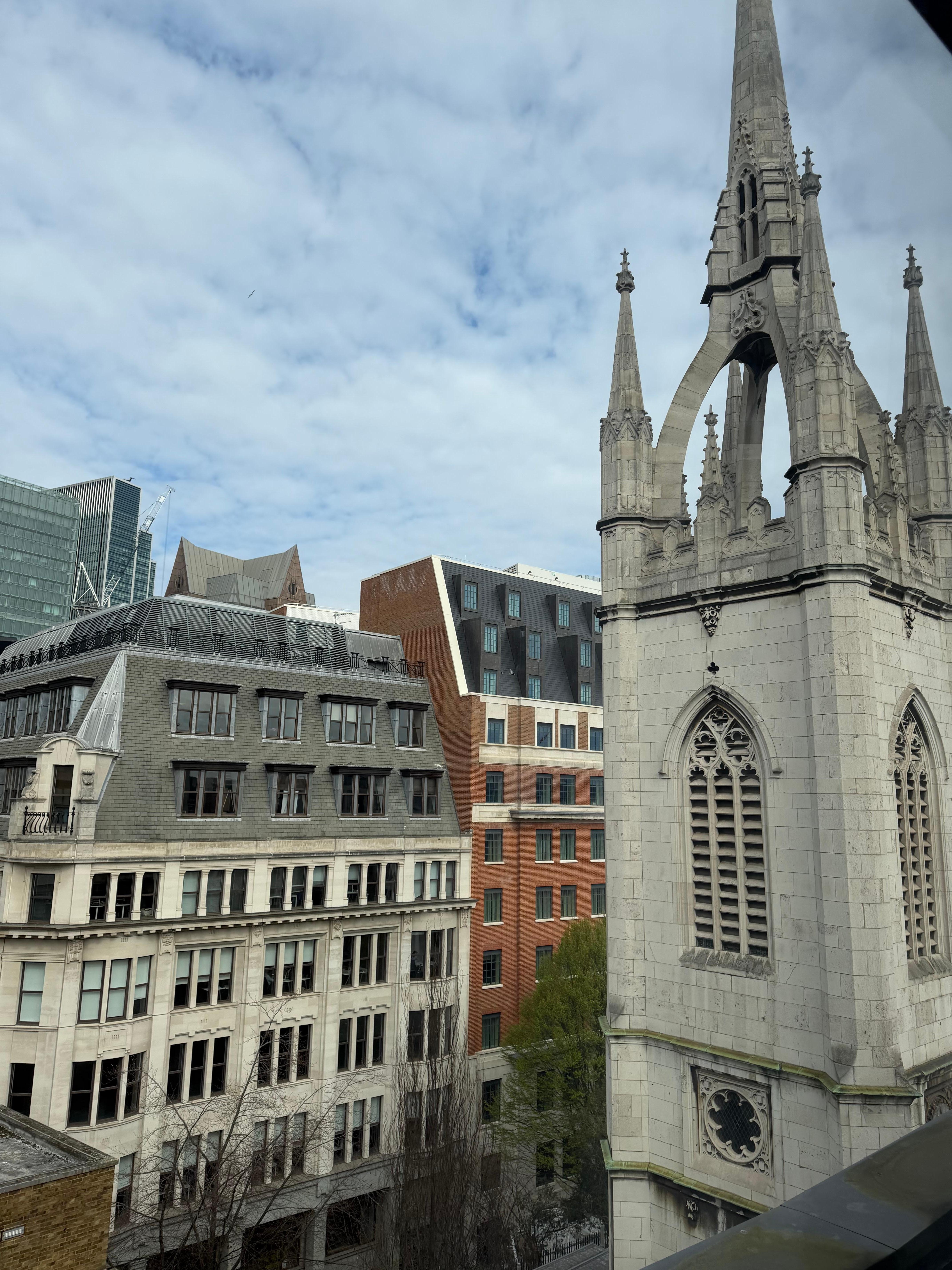 Blick aus Hotelzimmer Richtung Kirche