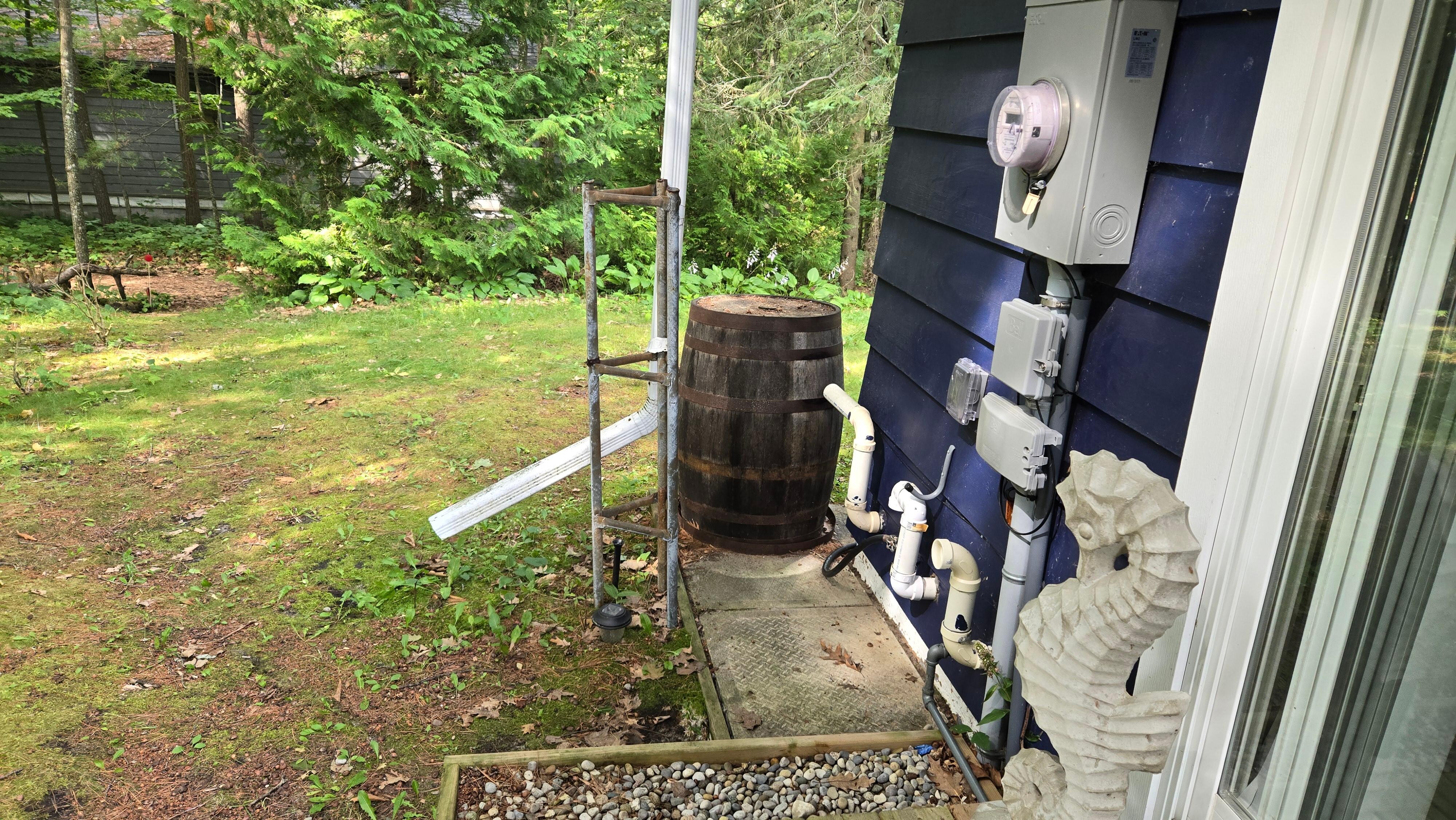 Une installation bancale pour la goutière.