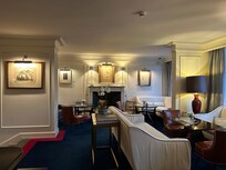 フロント近くのBar&Bistro