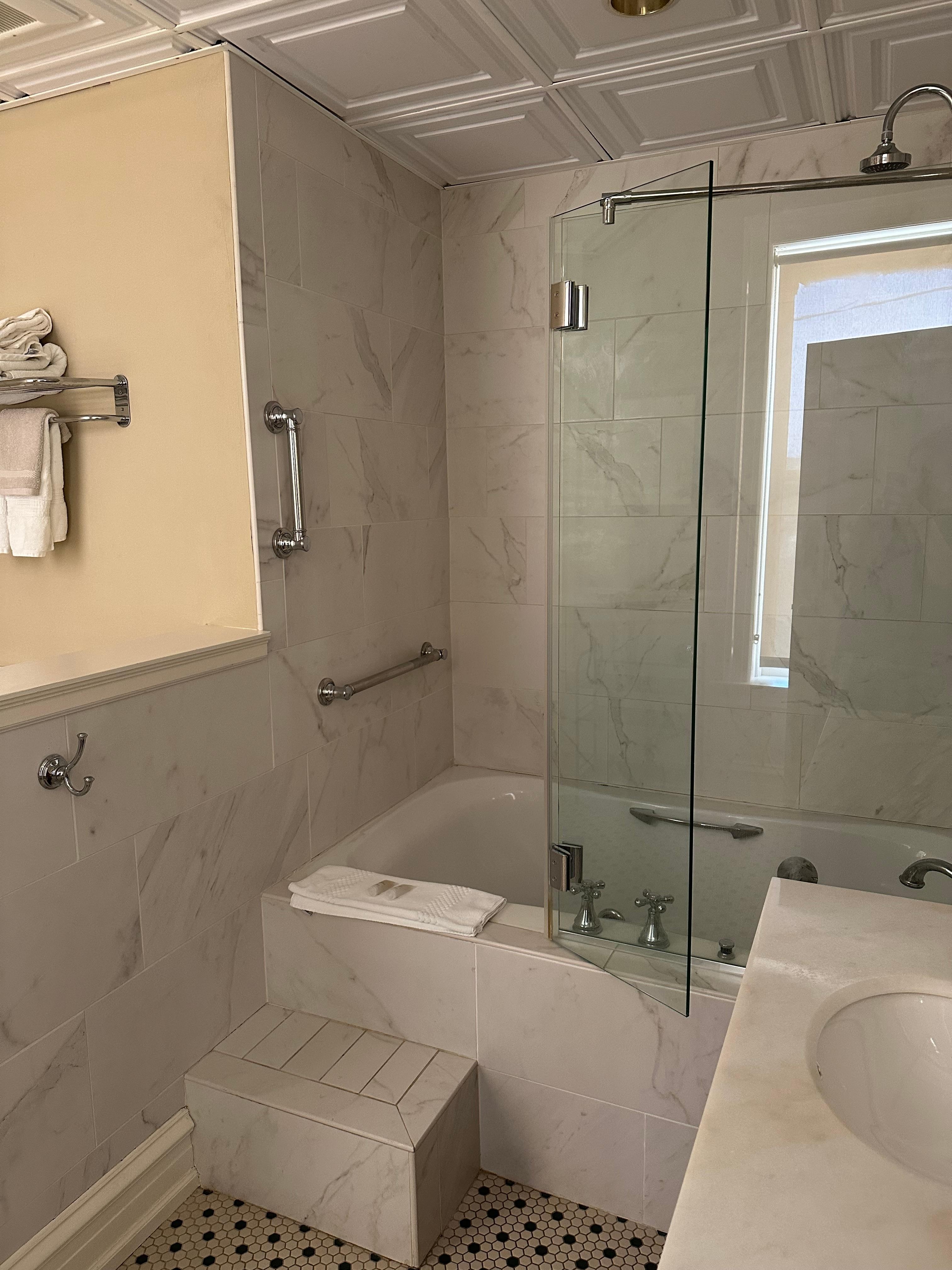 Clean deep jetted bathtub. 10/10