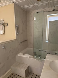 Clean deep jetted bathtub. 10/10