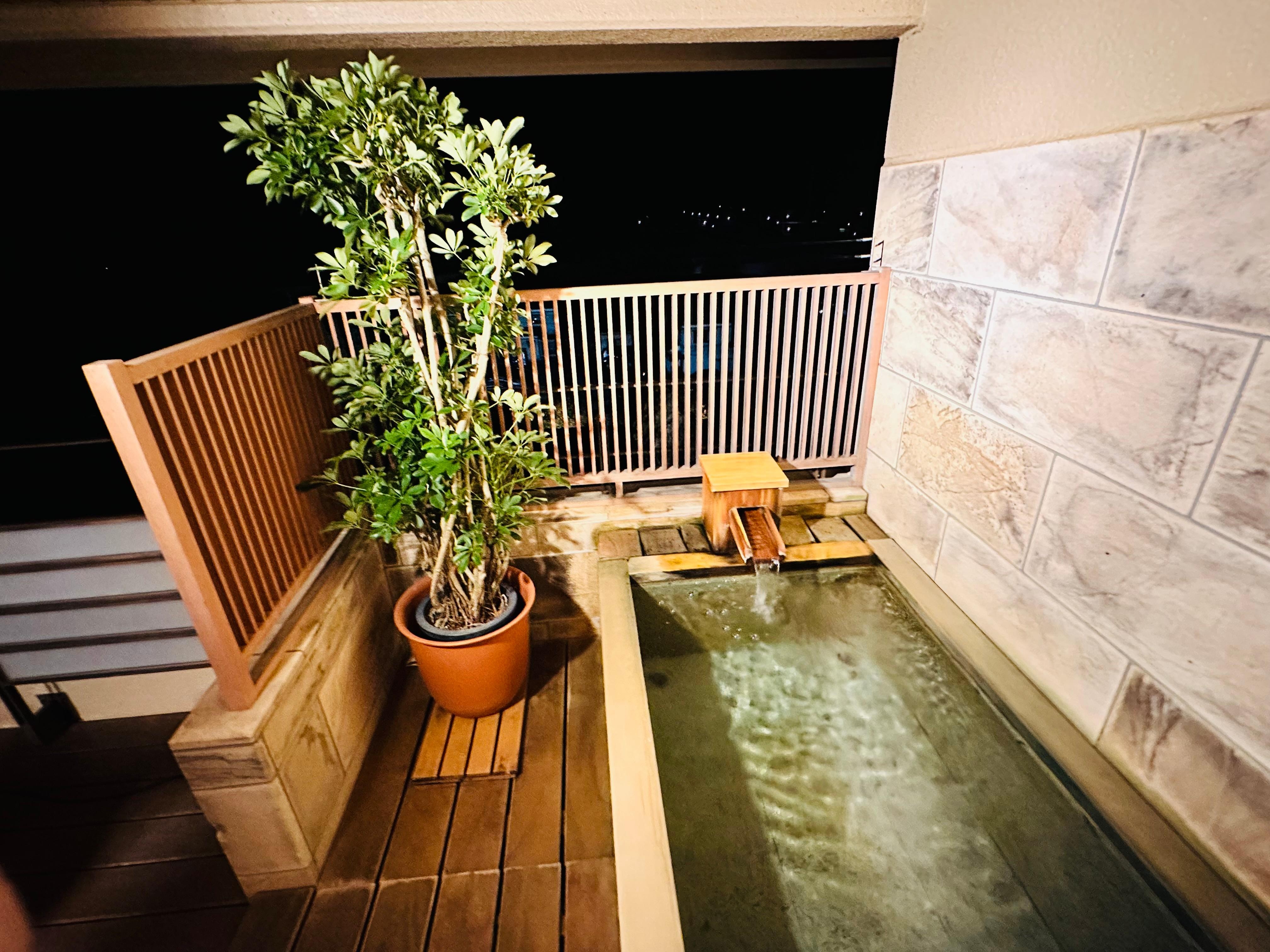 部屋のベランダに設定されている露天風呂。大浴場や貸切露天風呂以外は天然水では無いが、部屋でゆっくり落ち着ける！