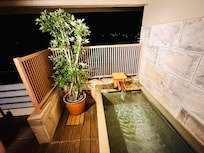 部屋のベランダに設定されている露天風呂。大浴場や貸切露天風呂以外は天然水では無いが、部屋でゆっくり落ち着ける!