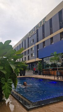 Área da piscina super aconchegante. Não resistir, mergulhei