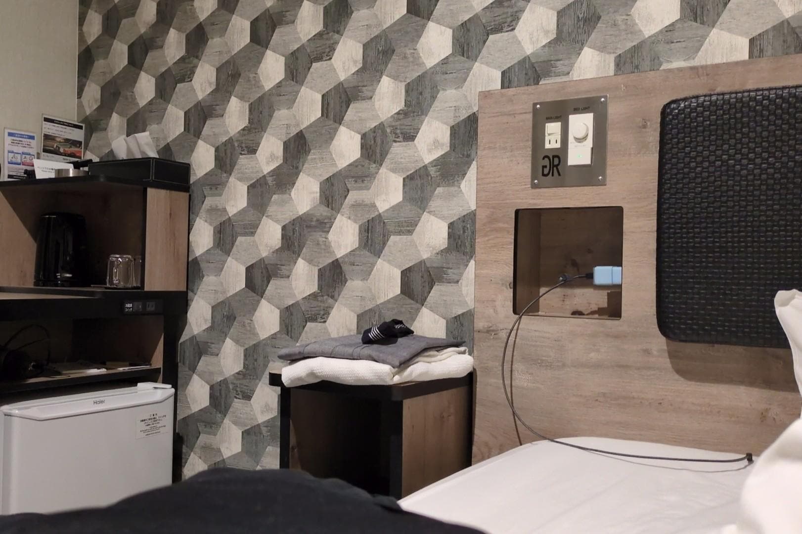 ベット横の清潔な小物置きが重宝する