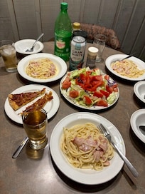滞在中はバスでスーパーで買い物へ行き自炊しました。食器洗い用スポンジや洗剤も揃ってます。