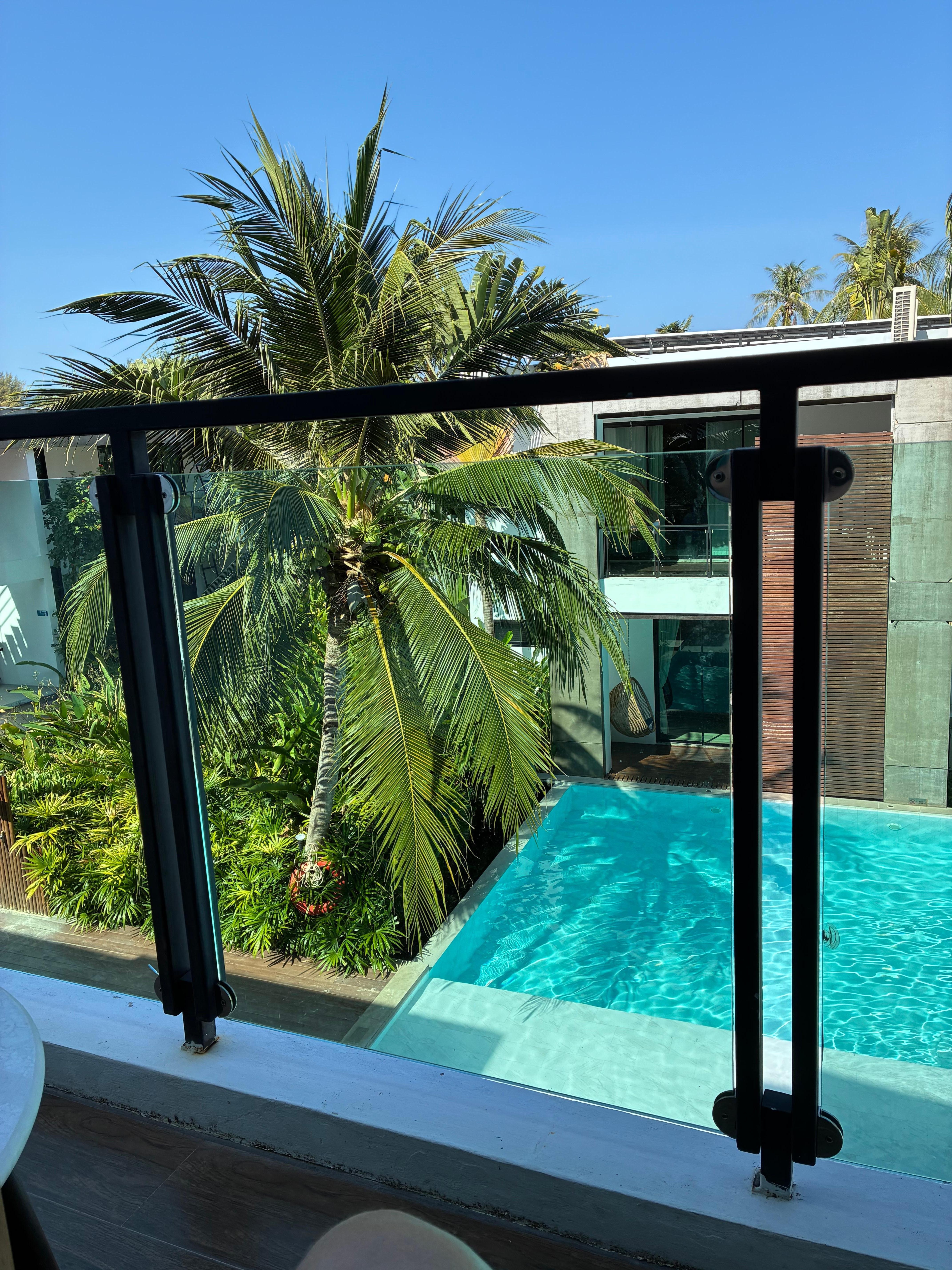 Udsigt fra mit værelse. Jeg havde som regel poolen for mig selv.