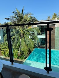 Udsigt fra mit værelse. Jeg havde som regel poolen for mig selv.