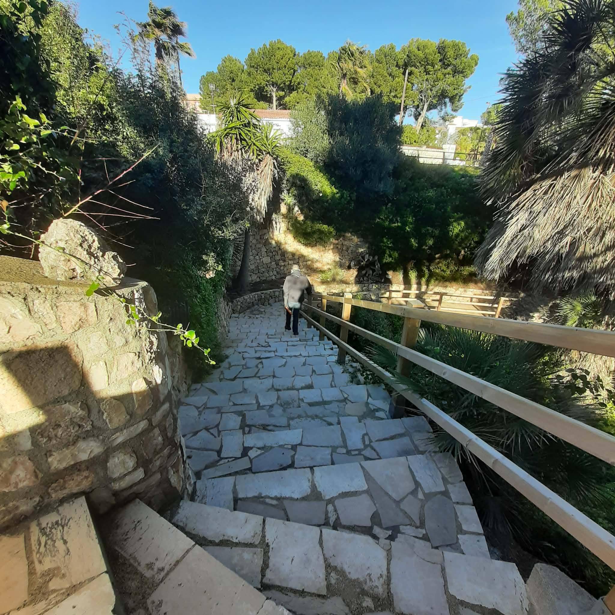 Un des escaliers qui descendent sur les différentes petites plages..!