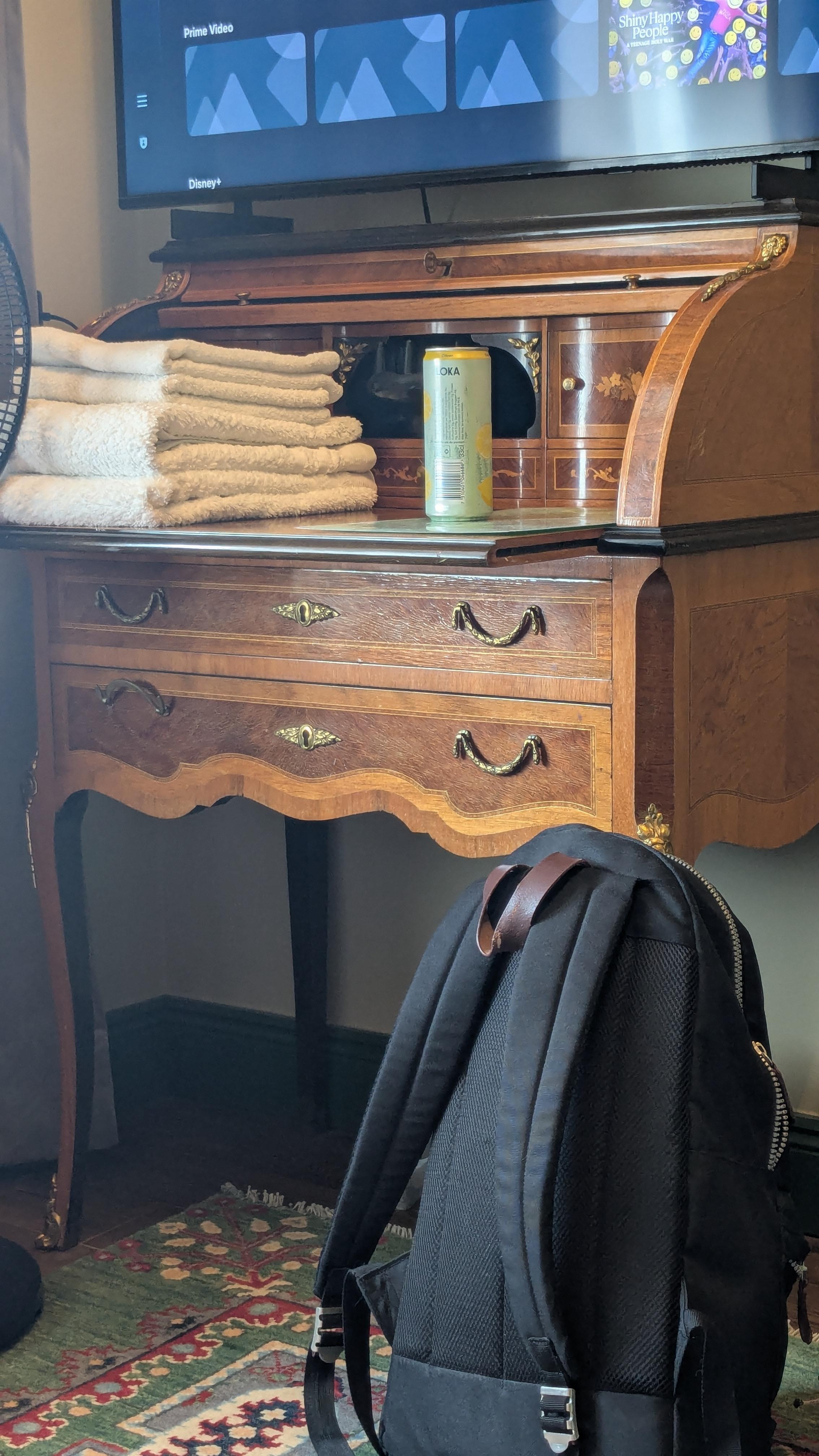 TVn ovanför vacker sekretär 