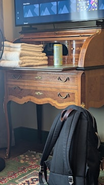 TVn ovanför vacker sekretär