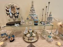 Pretty holiday touches in the dining room