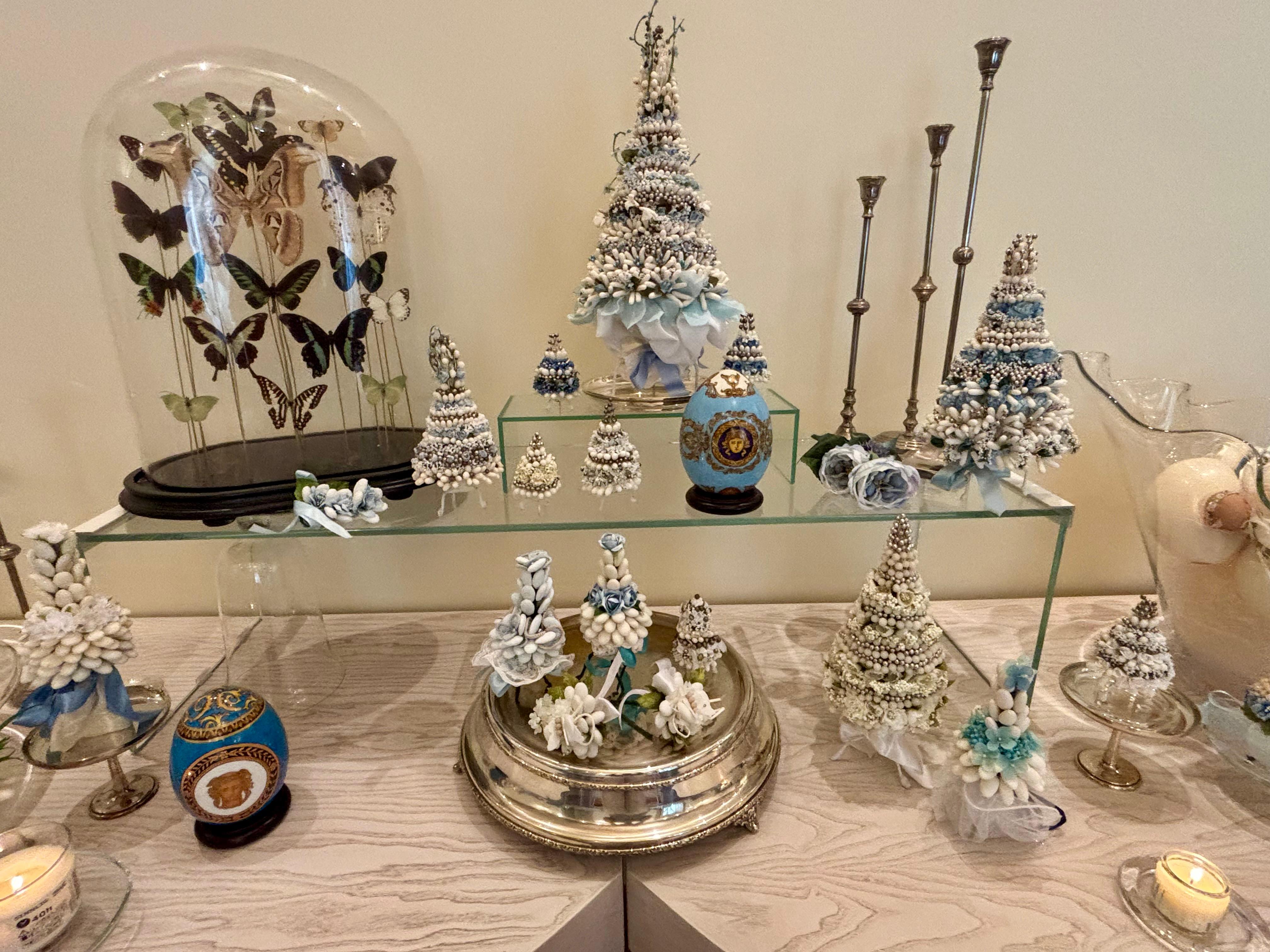 Pretty holiday touches in the dining room