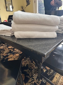 Another picture of the bath towels and hand towels provided. The property manager said there were 20. I would like to see proof of that.