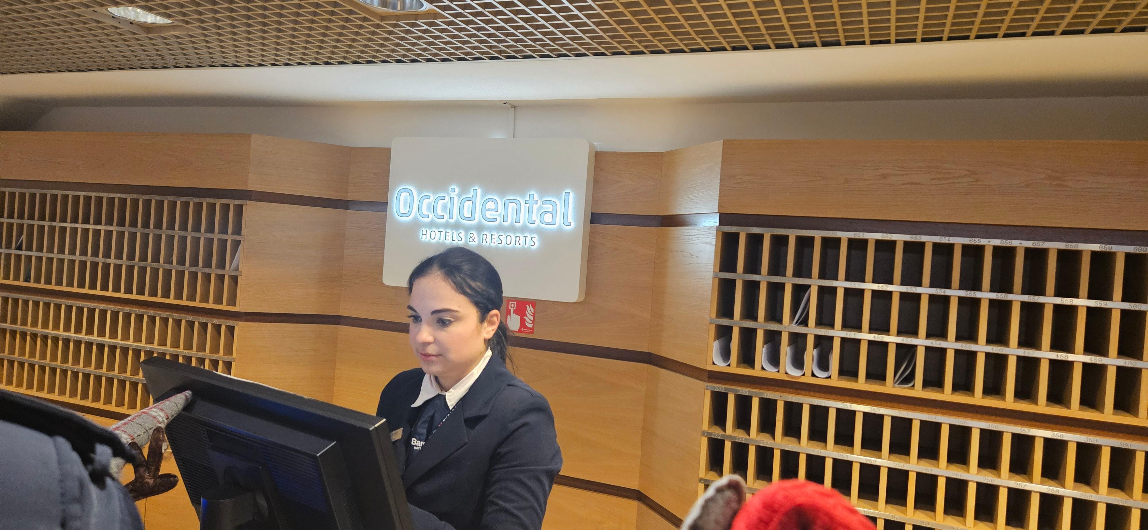 최악의 여직원 너무 불친철하고 무례함, 동양인을 차별하는듯한 느낌도 받았음