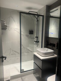 沖涼企缸只有一半玻璃擋水,好容易整濕地下