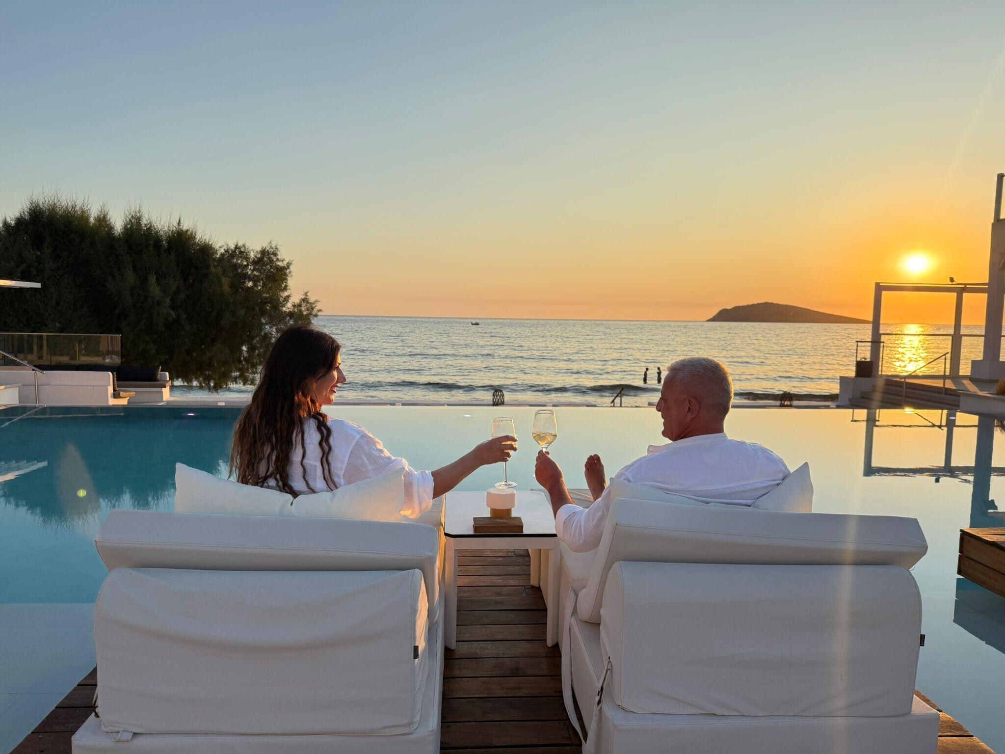 “Un tramonto, due calici, un momento perfetto. Hotel Kantaoui ci ha regalato pura magia sul mare.”