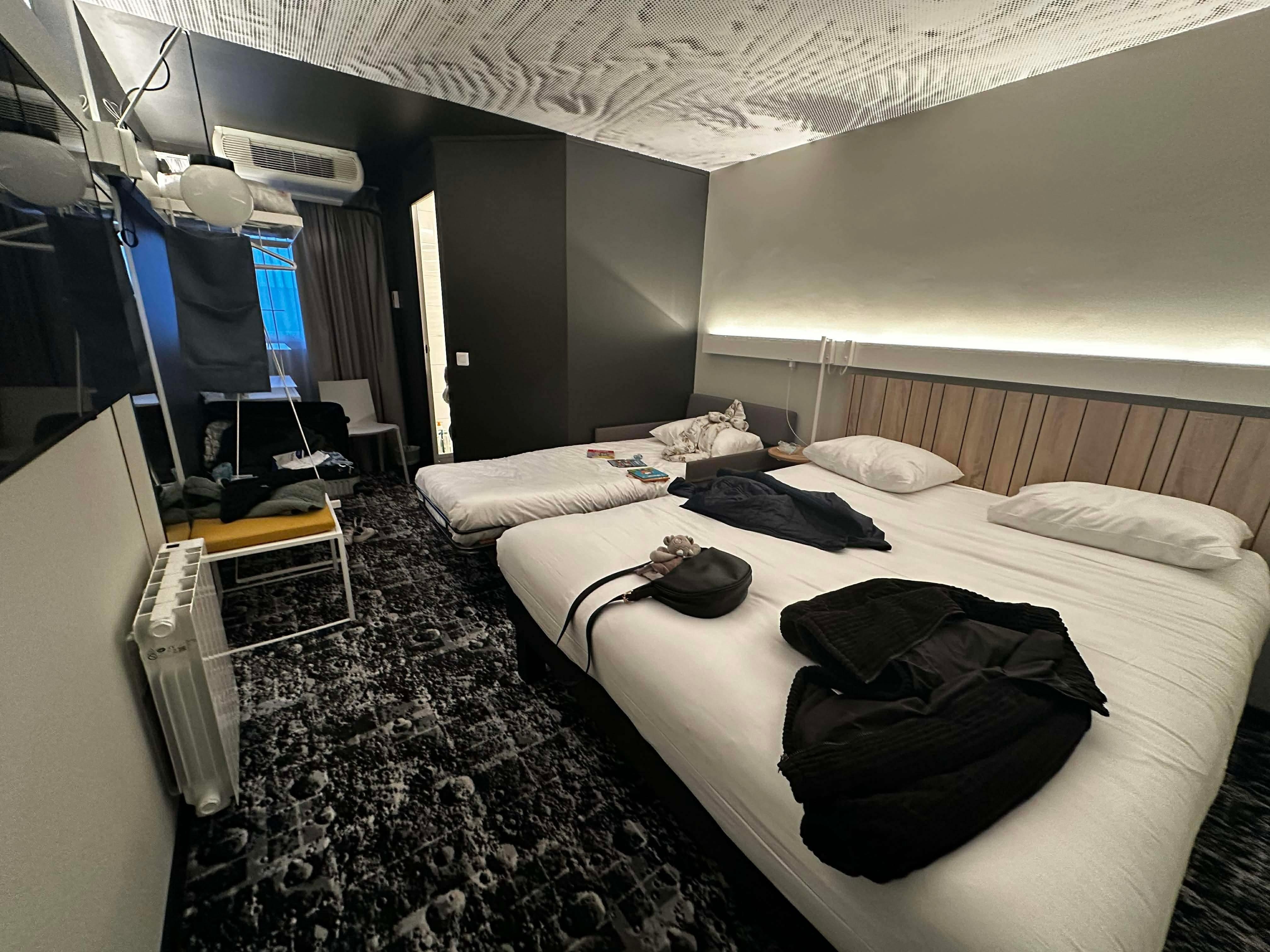 Chambre lit double avec un lit supplémentaire.  