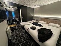 Chambre lit double avec un lit supplémentaire.