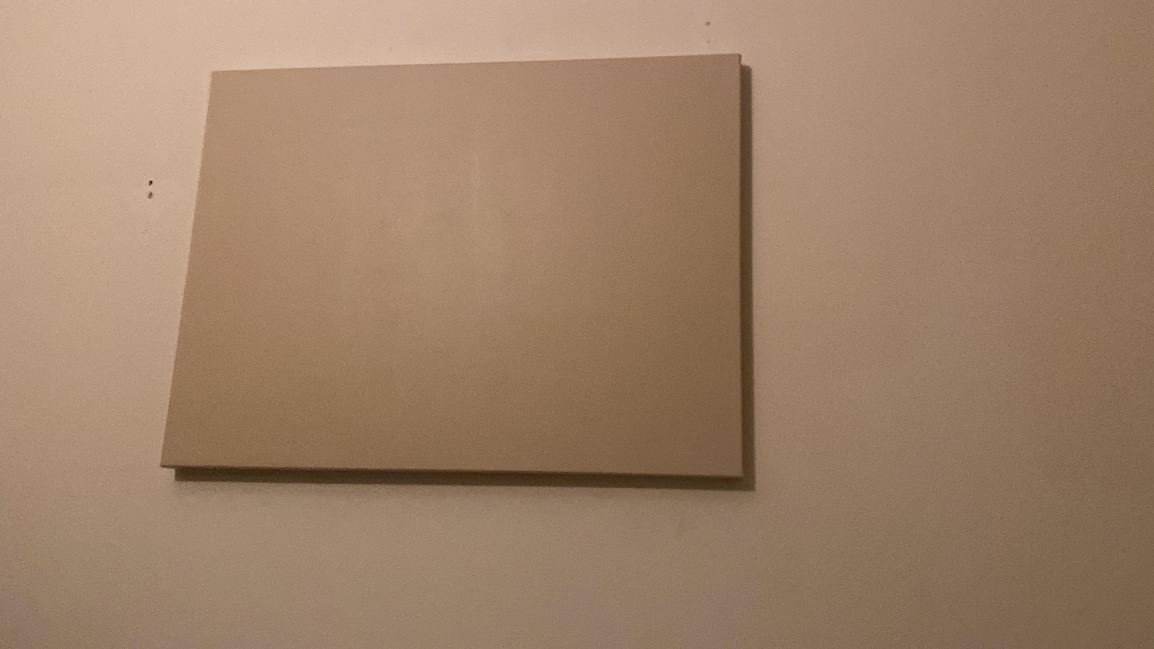 Dieses Bild im Raum sagt so einiges über die Unterkunft aus. Minimalistisch aber clean. 