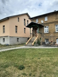 Rechts ist das Schäferhaus in dem sich unsere Ferienwohnung im 1.Geschoss befand.