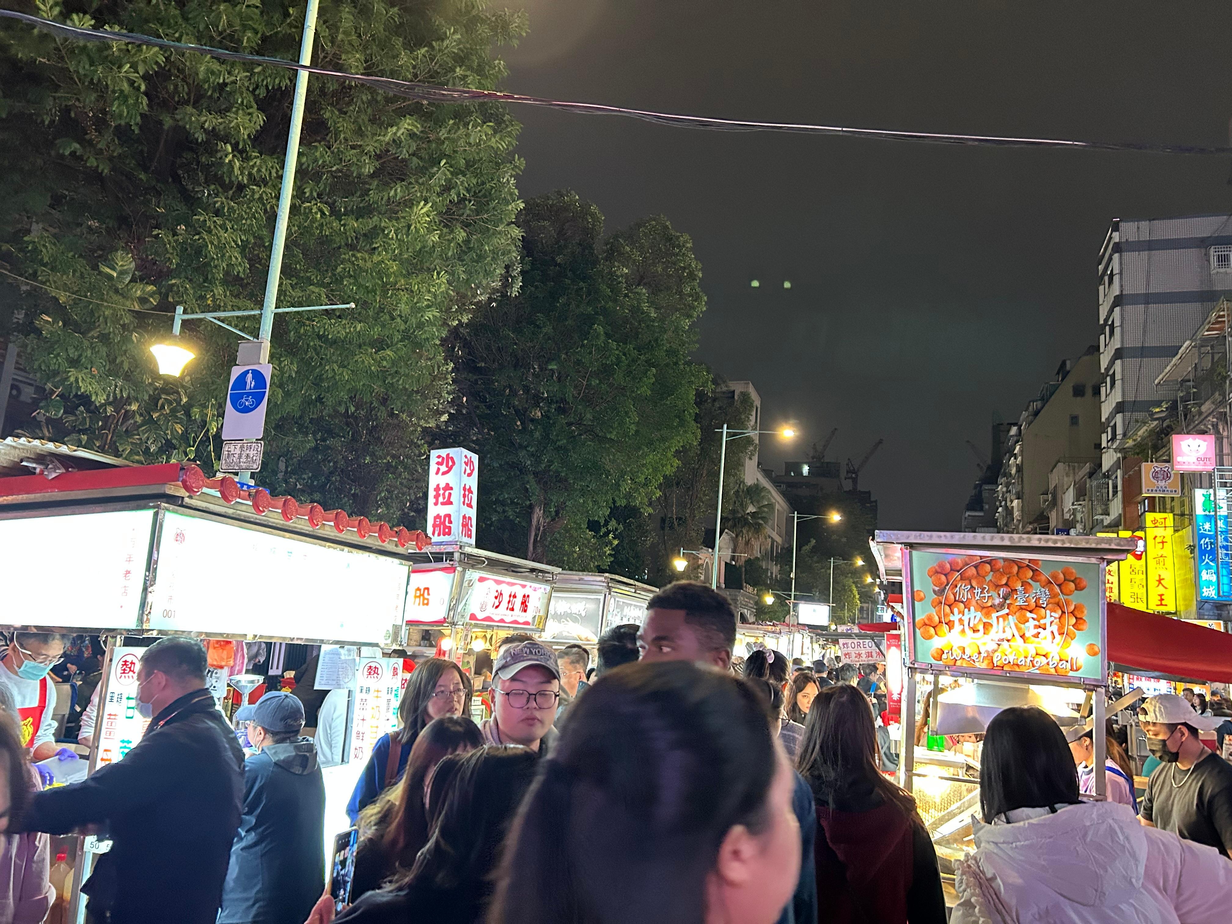 夜市が近くにあるので夕食に困りません。