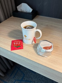 お部屋についてるコーヒーカップ。紅茶、緑茶、コーヒーが人数分ありました。ケーキを買ってきたのでお部屋でいただきました。