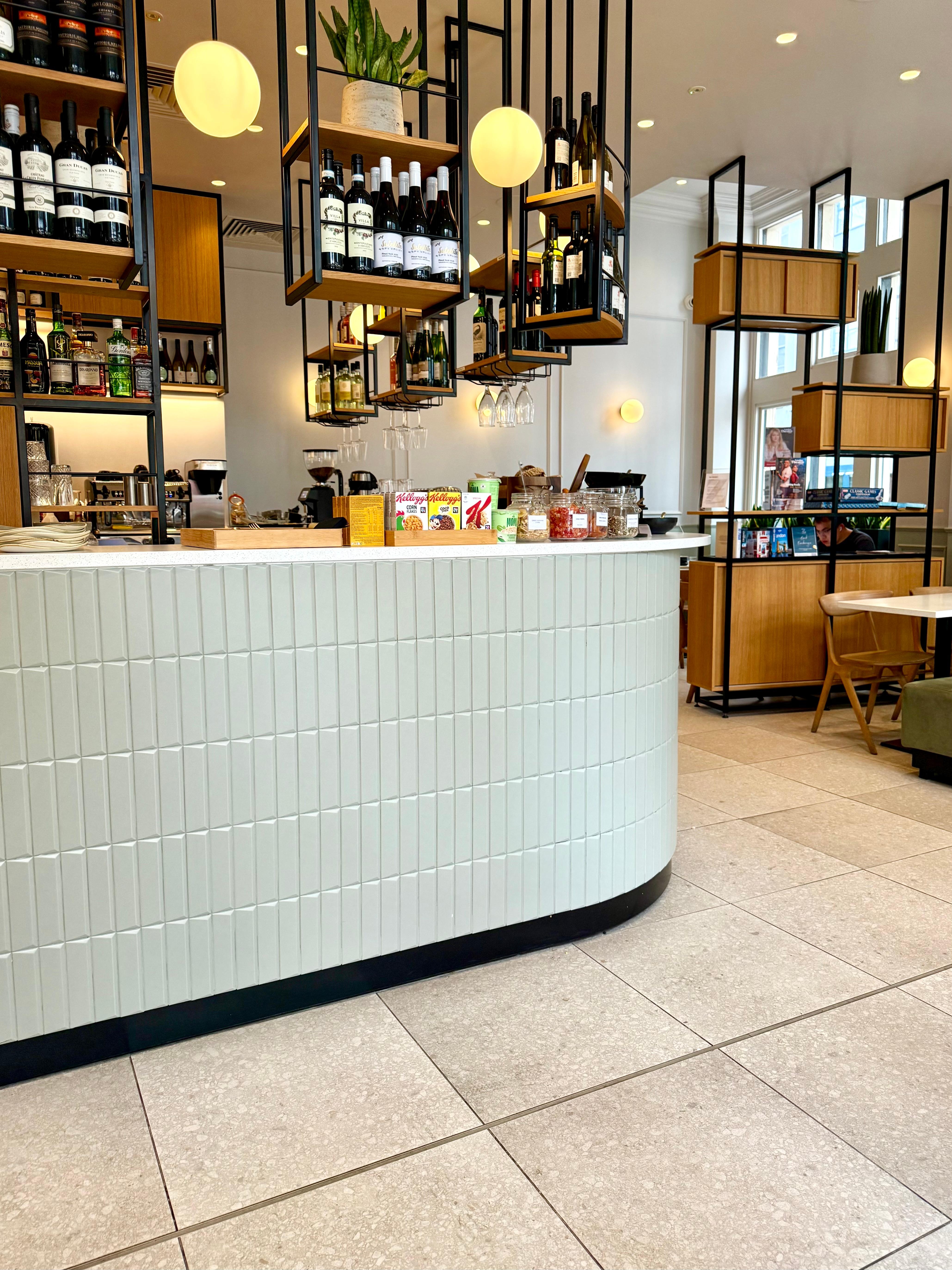 Aamiainen on melko suppea, mutta riittävä. Myös gluteenitonta saatavilla. 