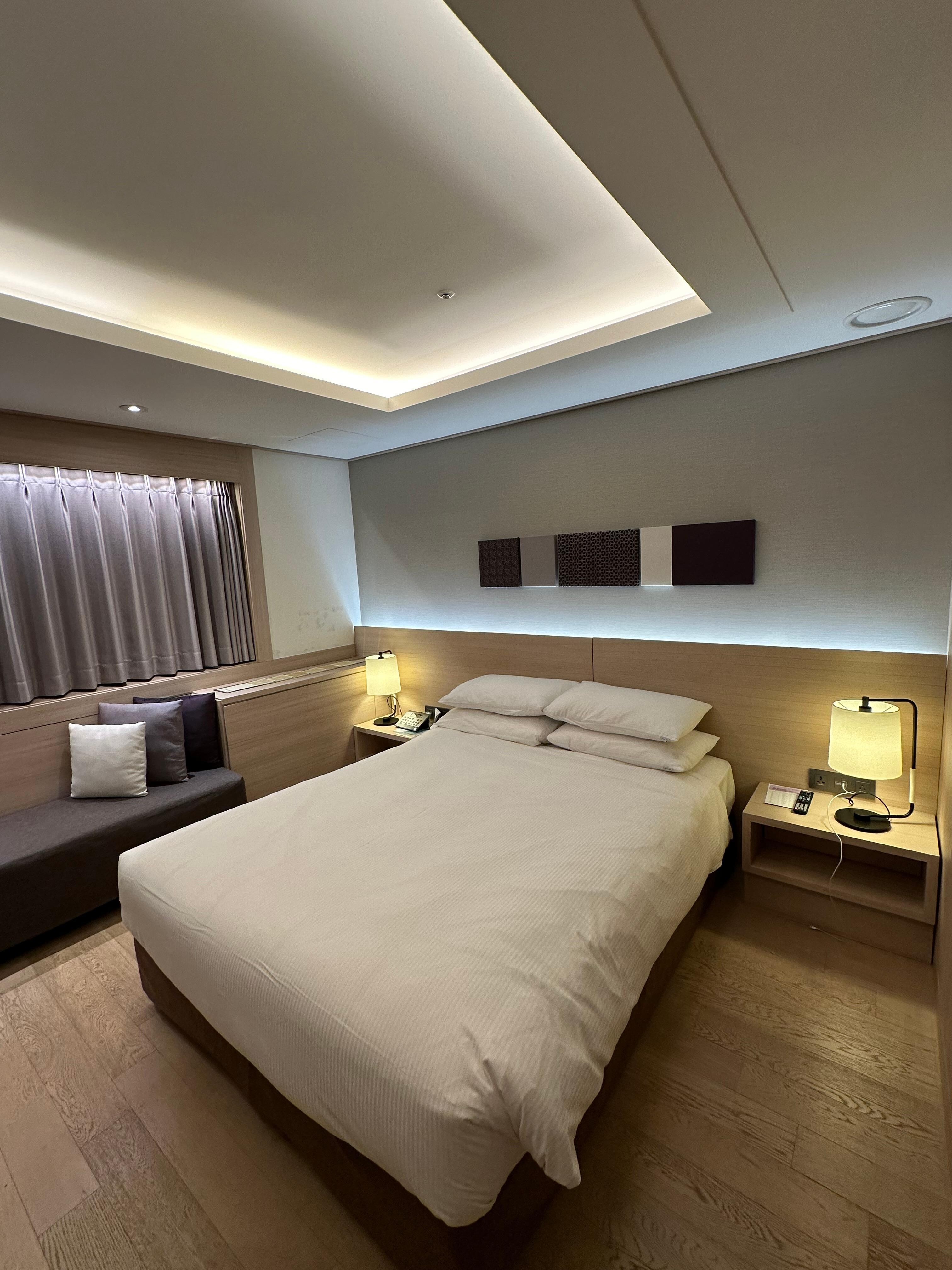 Sengen er ganske hardt. Bedre å velge twins-rom hvis man er sovevansker