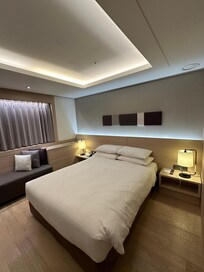 Sengen er ganske hardt. Bedre å velge twins-rom hvis man er sovevansker