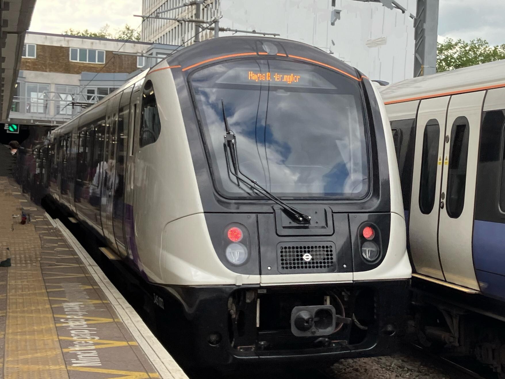地下鉄エリザベス線。停車駅が少なく、ヒースロー空港とロンドン市街を速達。車体も大きい。