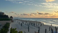 La plage bec souvent drapeaux rouges