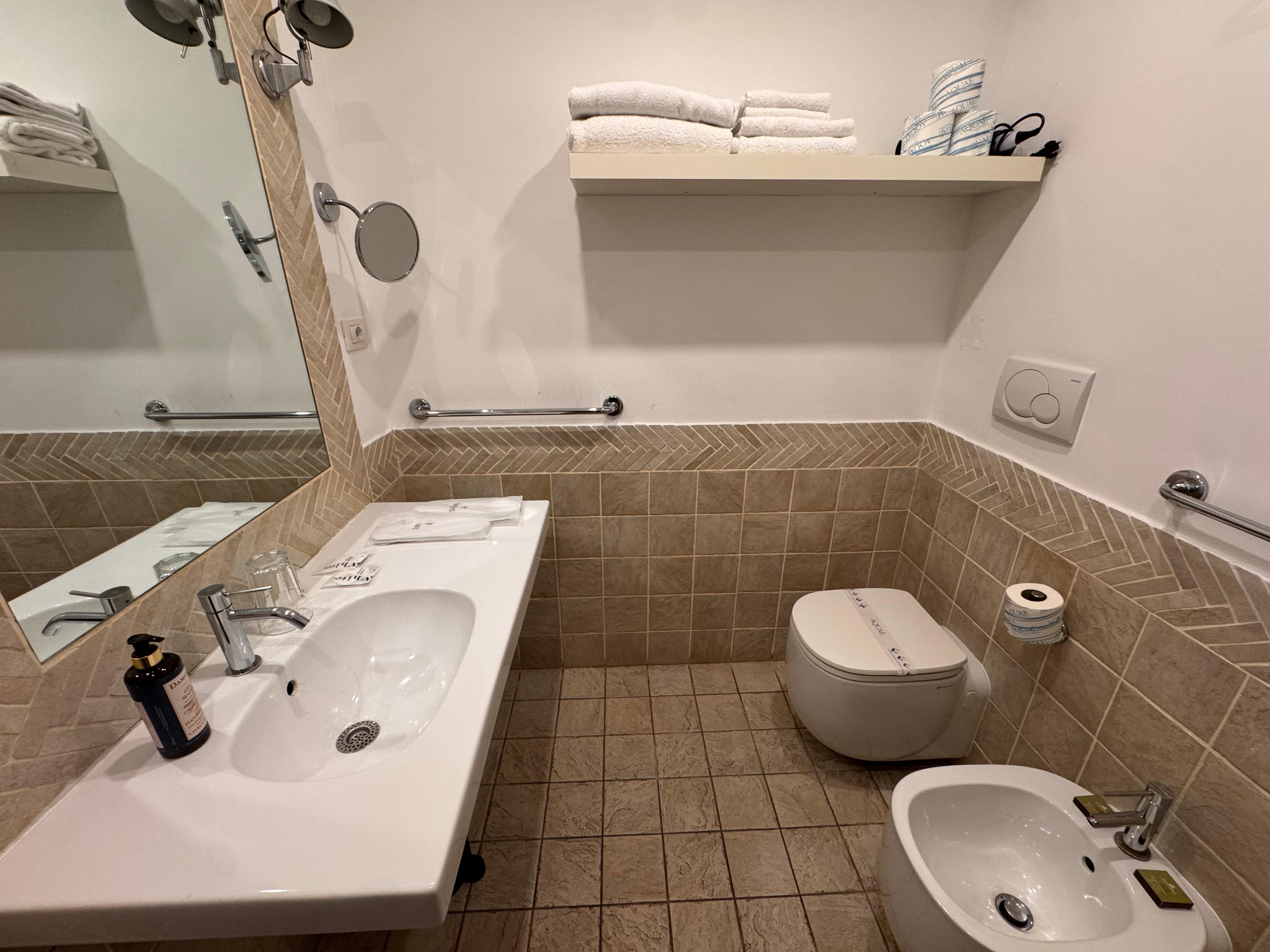 Baño muy limpio, muchas toallas y todo lo necesario 