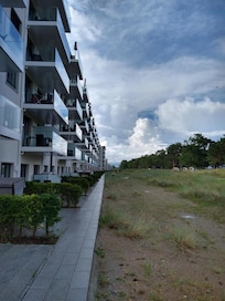 Husfasaden mot stranden femtio meter bort