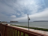 Vue de la terrasse du restaurant dans la cour de lâhĂŽtel