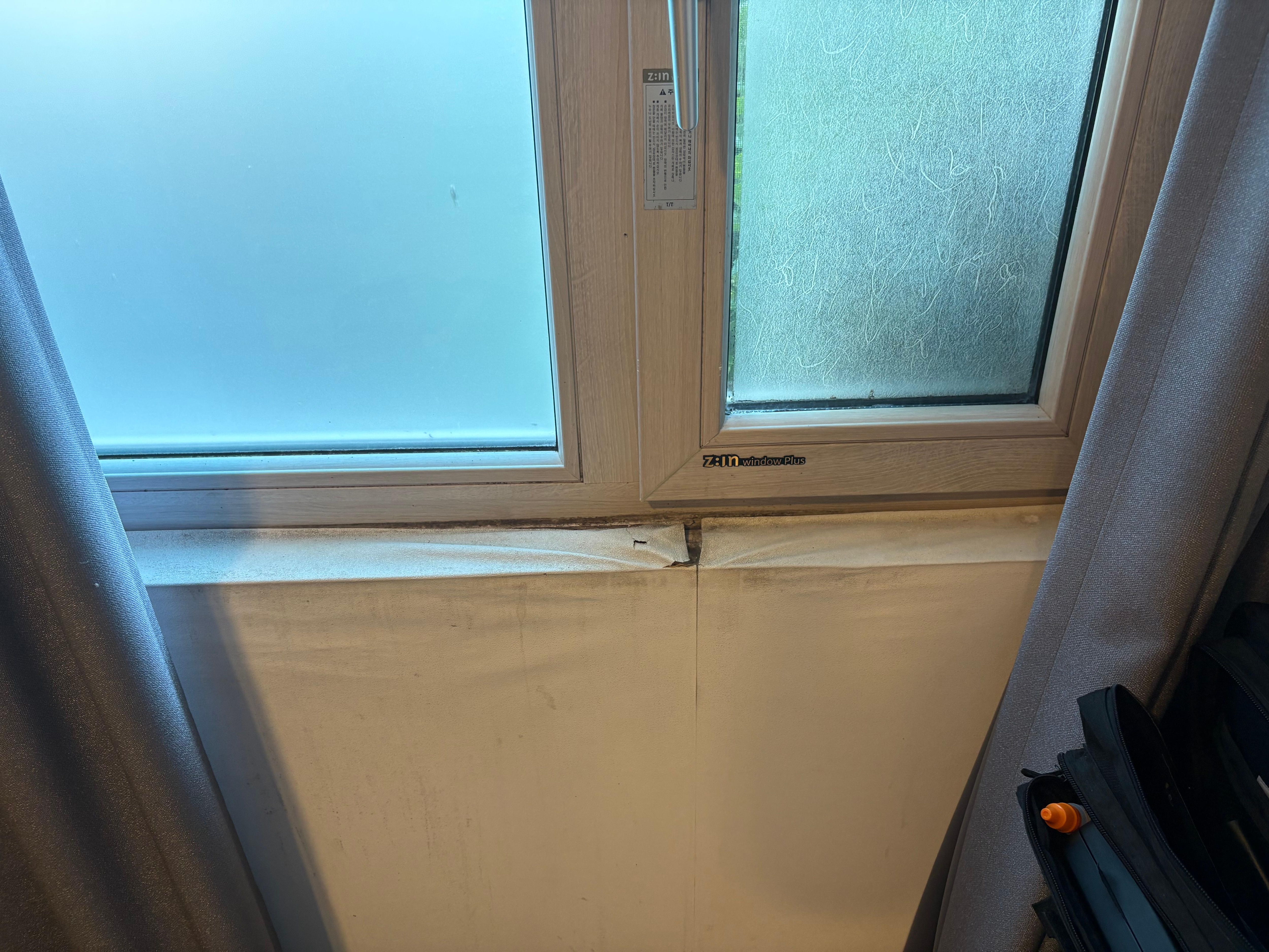 Wallpaper peeling 