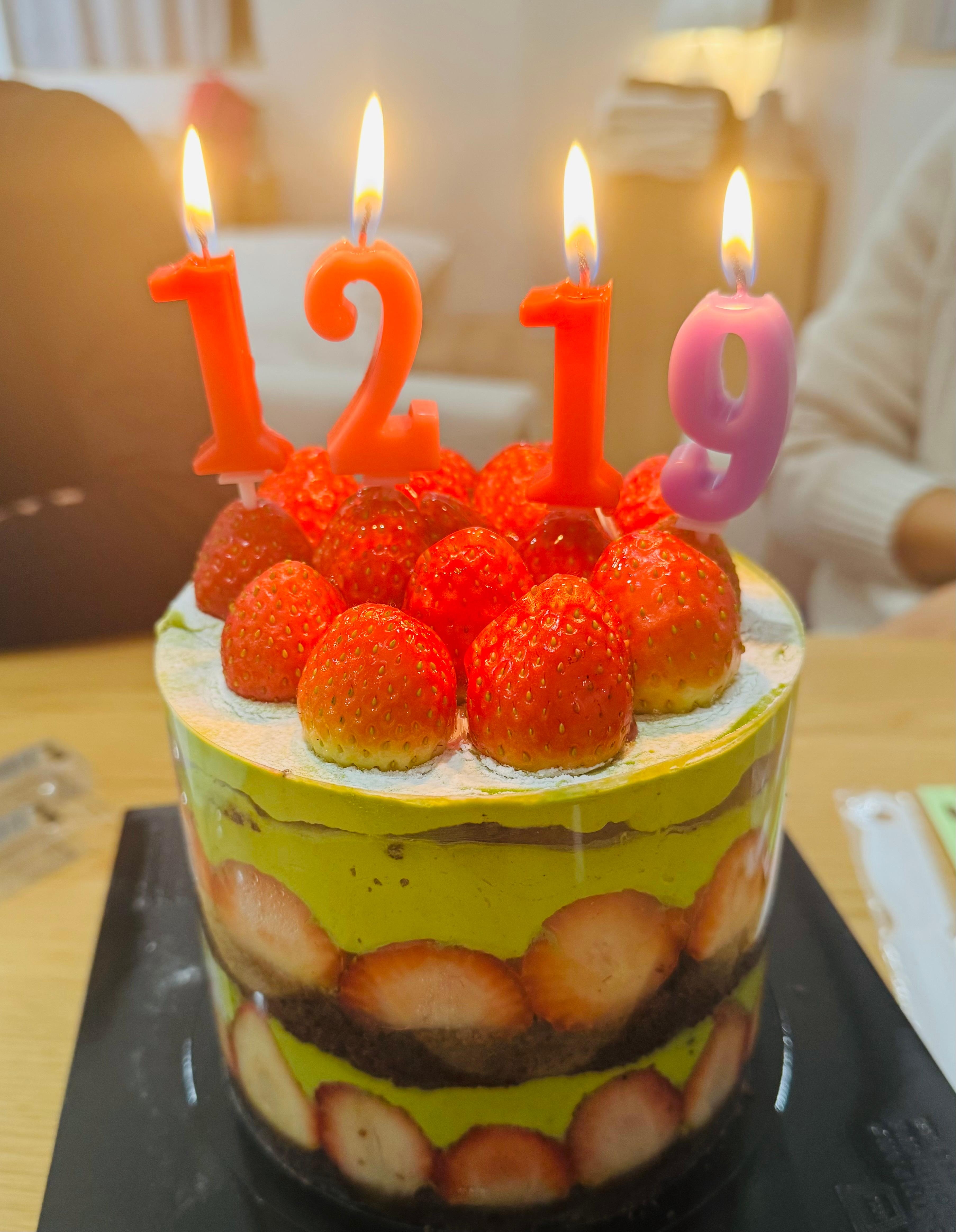 넓고 깔끔한 테이블이 놓여있어서 케잌을 맛있게 
먹었죠**