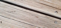 Verletzungsgefahr durch Holzsplitter auf der Poolumrandung