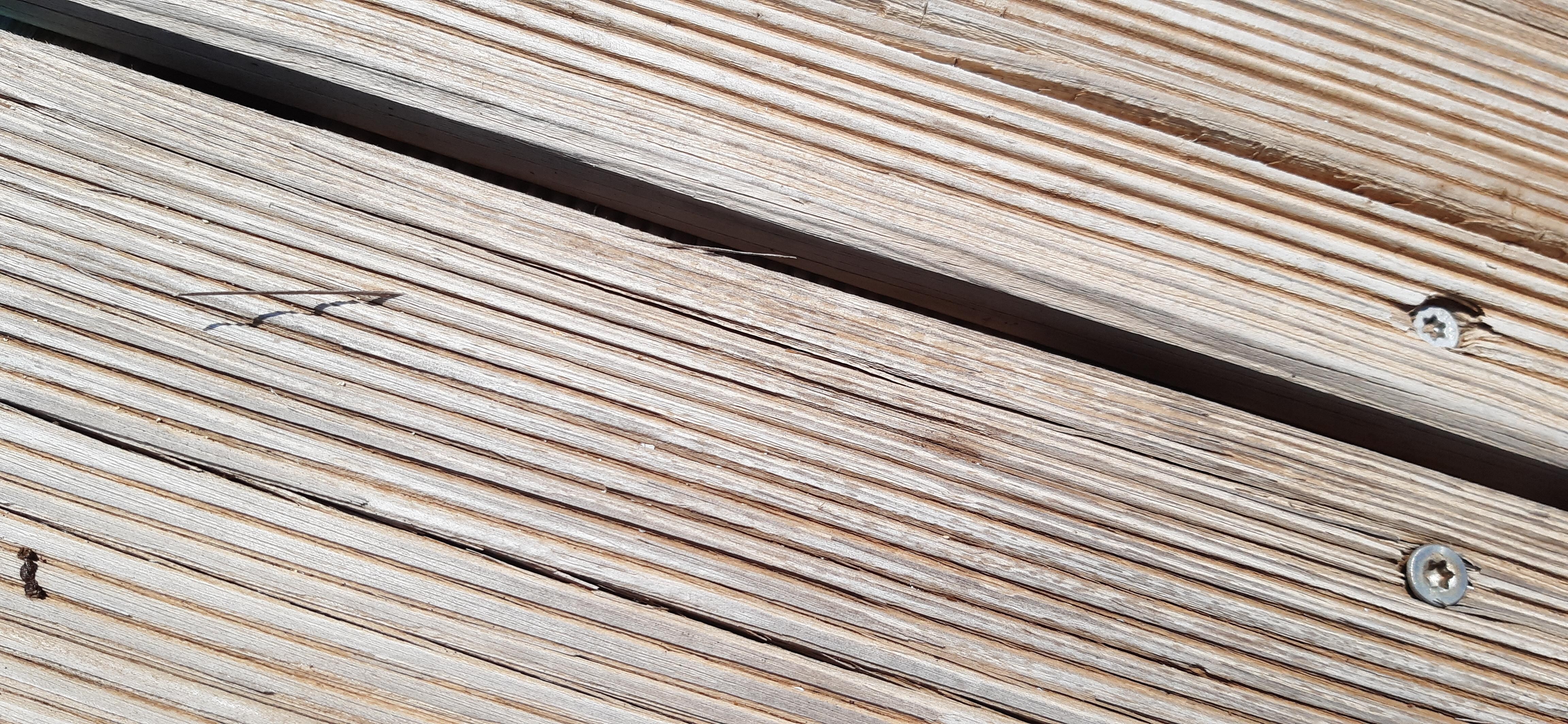 Verletzungsgefahr durch Holzsplitter auf der Poolumrandung