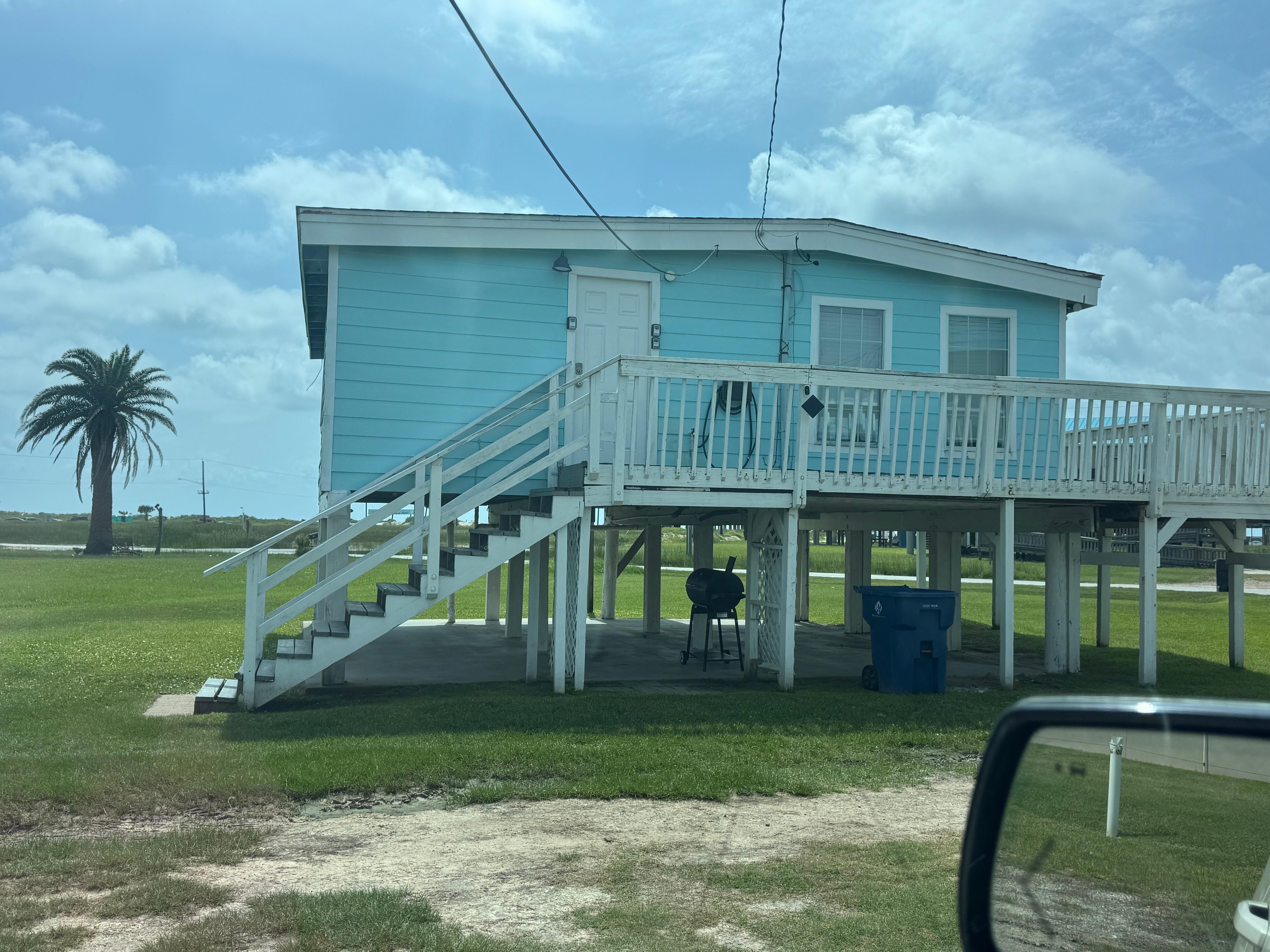 Cute house . Palm tree in background. ❤️🏖️