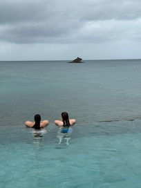 Infinity pool