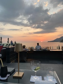 Horizon bar sunset